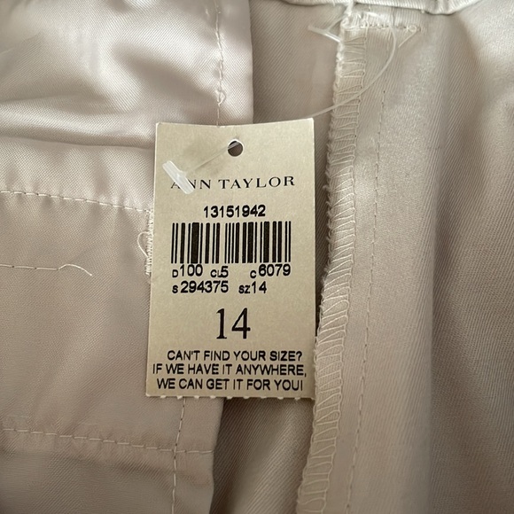 Ann Taylor city shorts size 14 NWT tan color. Front and back pockets - Picture 6 of 7